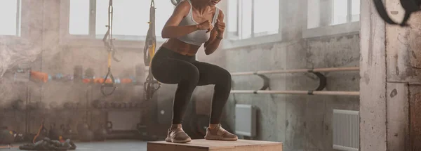 Jovem mulher apta a fazer exercícios de fitness no ginásio — Fotografia de Stock