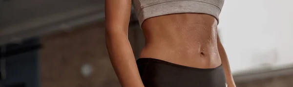 Närbild av vältränad kvinna torso med svett på huden efter träningen — Stockfoto
