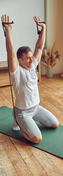 Homem se exercitando durante o treino de vídeo on-line de casa — Fotografia de Stock