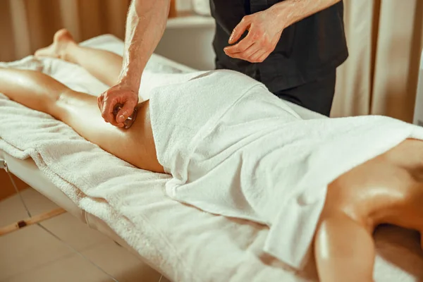 Mulher jovem recebendo massagem perna vácuo com os copos especiais. Massagem chinesa — Fotografia de Stock