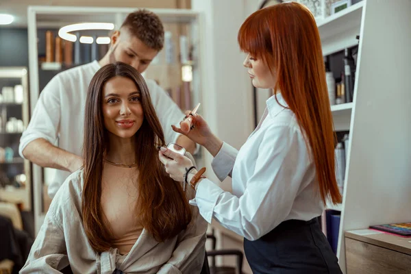 Kundin bekommt professionelle Hilfe bei Make-up und Frisur im Schönheitssalon — Stockfoto