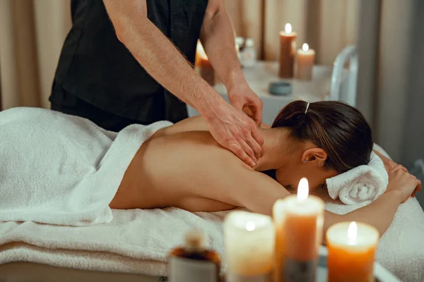 Professionell massör man gör ryggmassage för kvinnliga klienten på spa-centret. Avslappning, terapi — Stockfoto