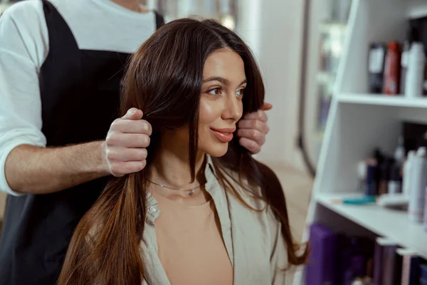 Porträtt av salong kvinnlig kund ser glad medan du gör frisyr — Stockfoto