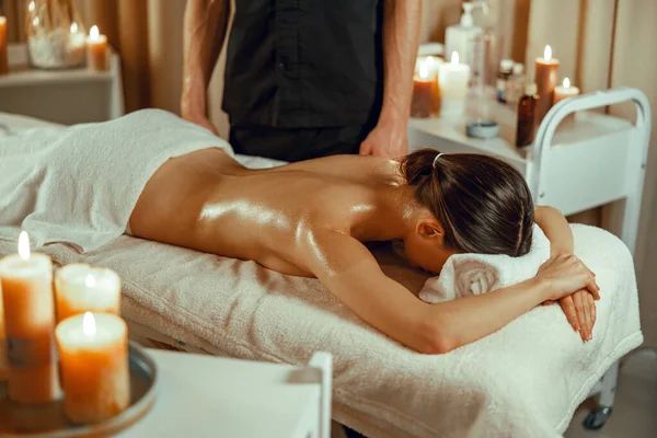 Mulher relaxada semi-nua pronta para massagem nas costas no resort de spa de beleza — Fotografia de Stock