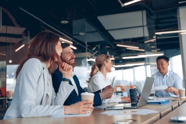  Dokümanları tartışan iş adamları, canlı gerçek duygular ve günlük ofis rutinindeki ortak insanlar. 