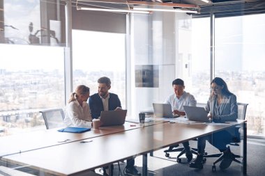İş Ekibi Profesyonel Meslek İş yeri Konsepti. Modern ofiste takım çalışması