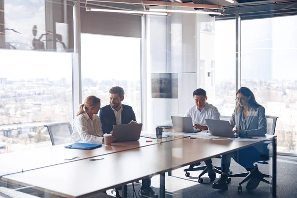 İş Ekibi Profesyonel Meslek İş yeri Konsepti. Modern ofiste takım çalışması