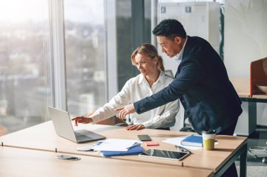 İş projesi ekibi ofisteki toplantı odasında birlikte çalışıyor. Yatay.