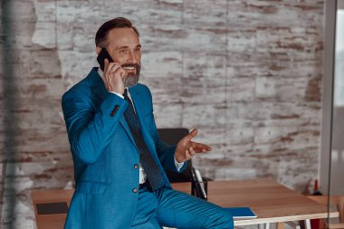 Akıllı telefonuyla konuşan yaratıcı bir adam.