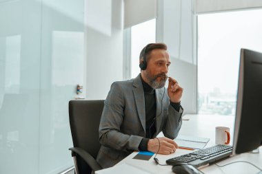 Erkek girişimci çevrimiçi konuşurken meşgul