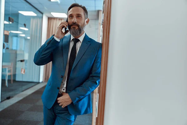 Busy man calling on his mobile phone in the office — ストック写真