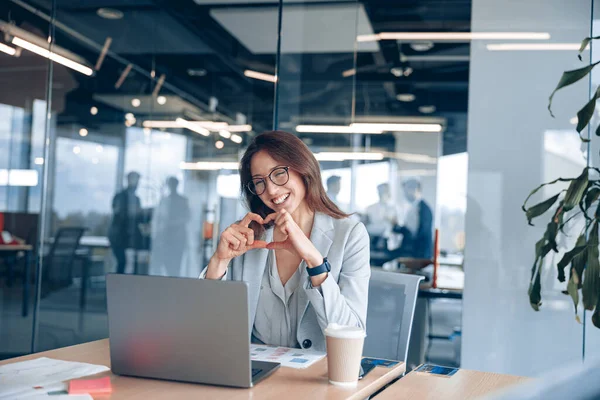 Happy businesswoman communicating in video call with friends during lunch break at modern office — Stock Photo, Image