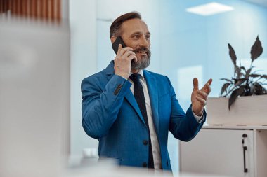 Mutlu adam telefonda büyüleyici bir konuşma yapıyor.