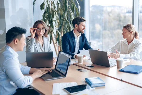 Modern ofiste panoramik görünümlü yeni bir proje üzerinde çalışan yaratıcı iş adamları