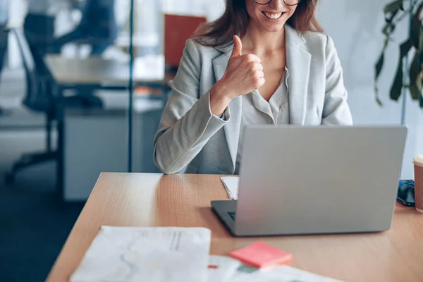 Nahaufnahme einer selbstbewussten Geschäftsfrau, die an ihrem Arbeitsplatz im modernen Büro am Laptop arbeitet — Stockfoto