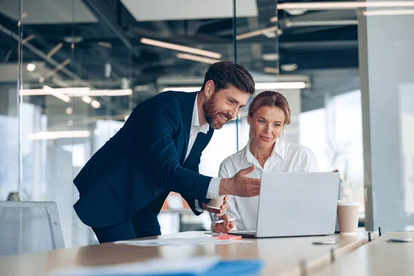 Mature female boss discussing online project with employee — ストック写真