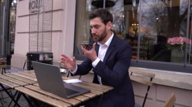 Süitteki Kafkasyalı genç işadamı cep telefonundan sesli mesaj kaydediyor..