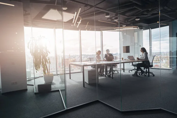 Modern ofiste panoramik görünümlü yaratıcı iş adamları proje üzerinde çalışıyor