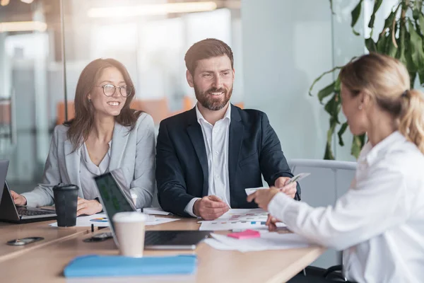 Kendine güvenen ve başarılı bir takım. Bir grup modern insan ofiste birlikte çalışıyor.