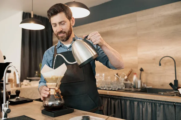 Barista hälla vatten för att göra kaffe med manuell droppbryggare — Stockfoto