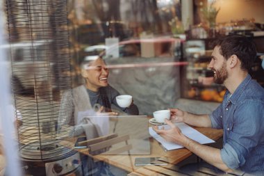 Genç melez arkadaşlarla ya da iş ortaklarıyla neşeli bir sohbet. Kahve molası..