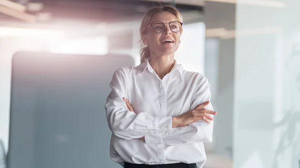 Lächelnde schöne Geschäftsfrau arbeitet in modernem IT-Büro und schaut weg — Stockfoto