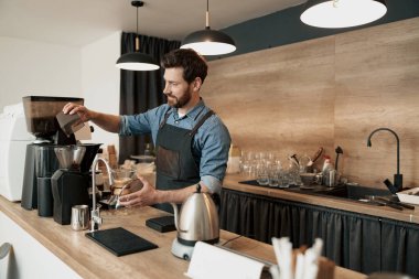 Kahve yapmadan önce kahve çekirdeklerini öğütür.