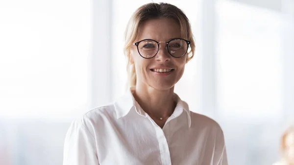 Portret uśmiechniętej, atrakcyjnej bizneswoman w okularach — Zdjęcie stockowe