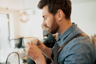 Güzel sakallı, kafeteryada kahve kokan yakışıklı barista.