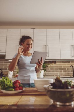 Bir kadın yemek hakkında blog yazıyor ve salata pişirecek.