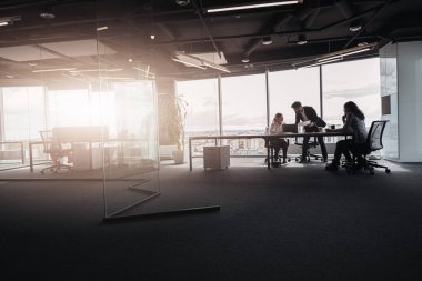 Modern ofiste panoramik görünümlü yaratıcı iş adamları proje üzerinde çalışıyor