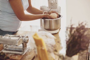 Hamuru yoğurma tahtaya elle sarılıp erişte kesiciye gönderildikten sonra hazırlayın.