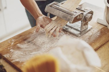 Erişte kesicisi, bir kadının ev yapımı erişte yapma sürecinde.