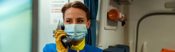 Γυναίκα Αεροσυνοδός Φορώντας Προστατευτική Μάσκα Προσώπου Και Στολή Αεροσυνοδού Ενώ — Φωτογραφία Αρχείου