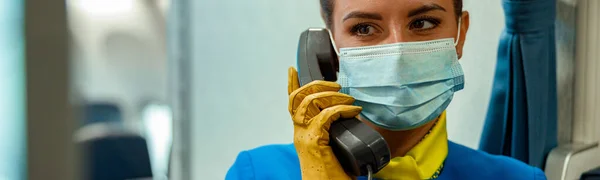 Close Van Vrouwelijke Stewardess Beschermend Gezichtsmasker Met Telefoongesprek Vliegtuigcabine — Stockfoto