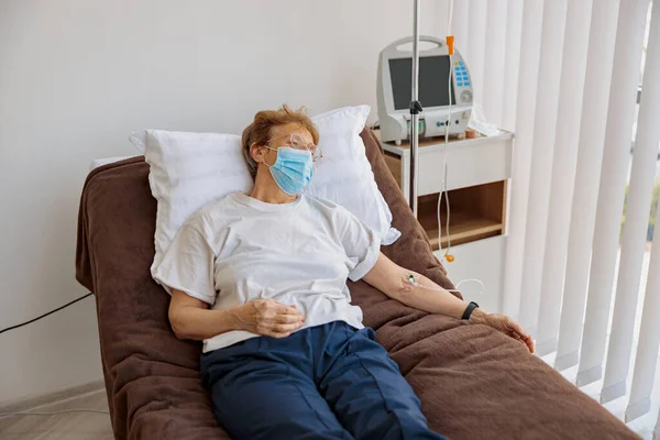 Kranke Seniorin Liegt Intravenösem Tropf Auf Krankenhausstation — Stockfoto