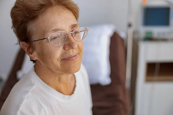 Χαμογελώντας Ηλικιωμένη Ασθενής Στην Πτέρυγα Της Σύγχρονης Ιατρικής Κλινικής Κοιτώντας — Φωτογραφία Αρχείου