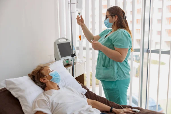 Krankenschwester Mit Maske Kontrolliert Den Tropf Ihres Patienten Während Der — Stockfoto