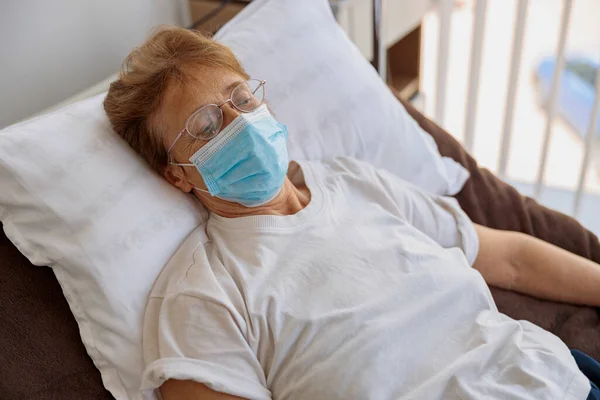 Senior Vrouwelijke Patiënt Met Masker Afdeling Van Moderne Medische Kliniek — Stockfoto
