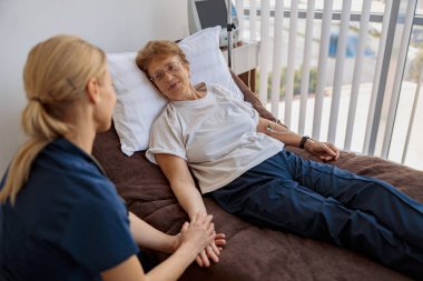 Profesyonel hemşire, modern tıp kliniğindeki hastasının serumunu kontrol ediyor. Yüksek kalite fotoğraf