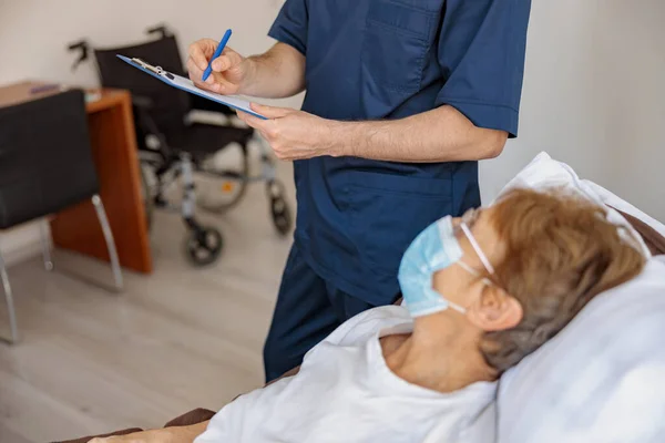 Close Van Arts Die Patiëntsymptomen Opschrijft Ziekenhuisafdeling Tijdens Covid Epidemie — Stockfoto