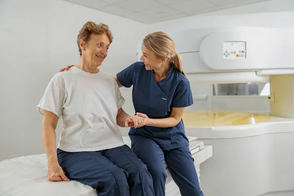 Ακτινολόγος Βοηθήσει Καθίσει Ασθενής Μετά Από Διαδικασία Της Μαγνητικής Τομογραφίας — Φωτογραφία Αρχείου