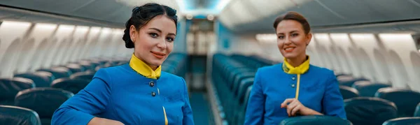 Radosne Kobiety Stewardessy Mundurze Stewardessy Patrząc Kamerę Uśmiechając Się Stojąc — Zdjęcie stockowe