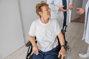 Profesyonel doktorlar hasta teşhisi konusunda hastane koridorunda tartışırlar. Yüksek kalite fotoğraf