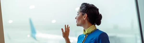 Kobieta Stewardesa Mundurze Stewardesy Lotniczej Patrząc Przez Okno Ciesząc Się — Zdjęcie stockowe