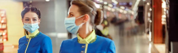 Γυναίκες Αεροσυνοδοί Φορώντας Προστατευτικές Μάσκες Προσώπου Και Στολή Αεροσυνοδού Ενώ — Φωτογραφία Αρχείου