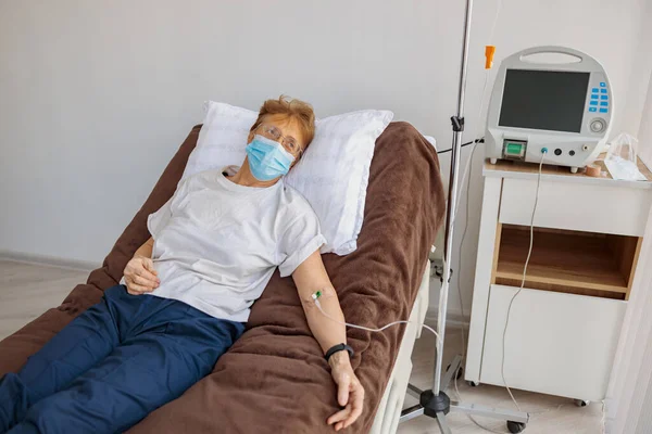 Zieke Patiënt Masker Liggend Ziekenhuisafdeling Tijdens Medische Procedure Kliniek Hoge — Stockfoto