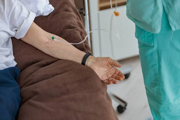 Verpleegster Die Een Infuus Arm Van Haar Patiënt Stopt Een — Stockfoto