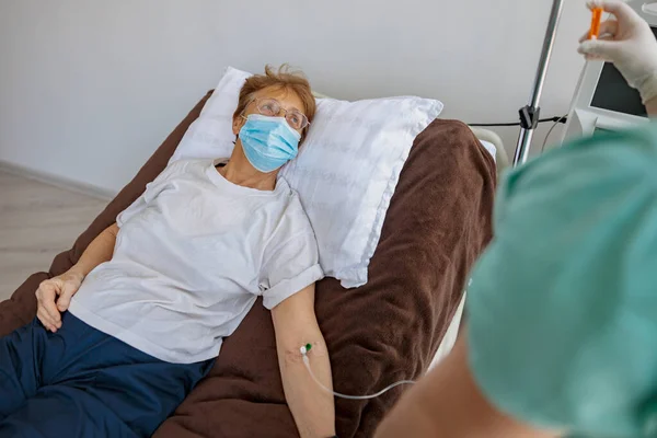 Krankenschwester Die Ihrem Patienten Einer Modernen Medizinischen Klinik Einen Tropfen — Stockfoto