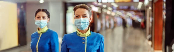 Γυναίκες Αεροσυνοδοί Που Φορούν Προστατευτικές Μάσκες Προσώπου Και Στολή Αεροσυνοδού — Φωτογραφία Αρχείου
